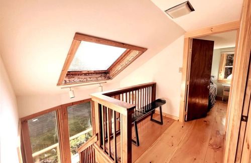 Whitingham Ski Chalet | Chalet- Stream, A/C, Hot Tub, min to Lake and Ski