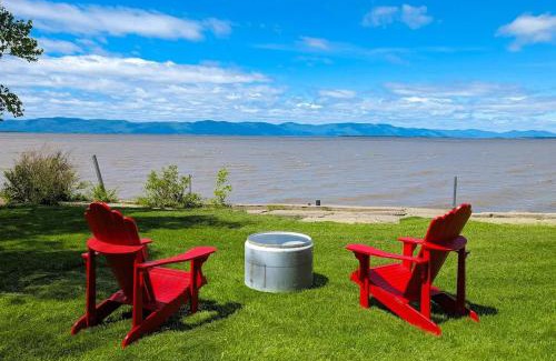 Cap-Saint-Ignace Ski Chalet | Chalet Studio #1 Waterfront with Spa Fireplace & Wifi