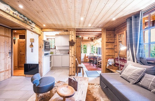 Manigod Ski Chalet | Chalet 'Vardasse' with Mountain View, Shared Pool and Wi-Fi