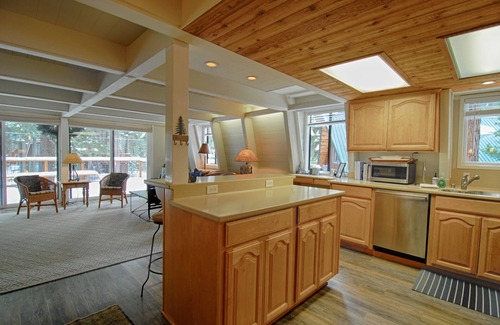 Carnelian Bay Cabin | Chalet w/Large Deck, Ping Pong Table, Spacious Bunk Room "Agate Bay Chalet"
