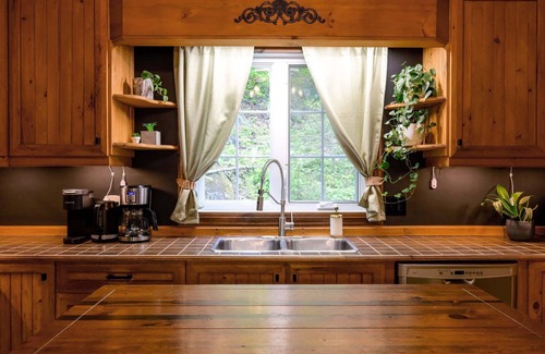Lac-McGregor Cottage | Chalet Watson | Cozy pet-friendly cottage near Gatineau/Ottawa with Home Theatre