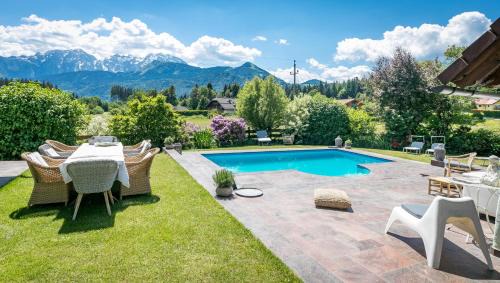 Adnet House | Chalet Wiesengut, Pool, Sunbeds, BBQ, Bikes for free, 15 min to salzburg and beautifull lakes sound of music