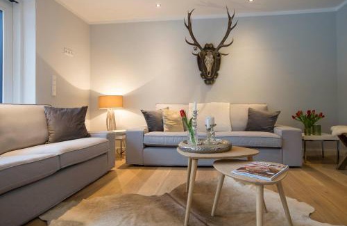 Adnet House | Chalet Wiesengut, Pool, Sunbeds, BBQ, Bikes for free, 15 min to salzburg and beautifull lakes sound of music