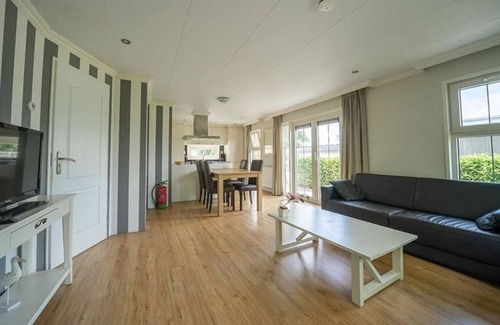 Dordtse Biesbosch Ski Chalet | Chalet with 2 bedrooms and patio