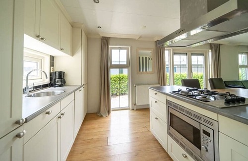 Dordtse Biesbosch Ski Chalet | Chalet with 2 bedrooms and patio