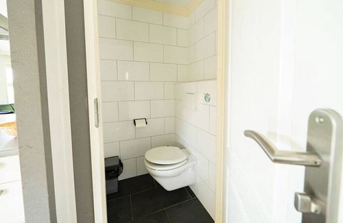 Dordtse Biesbosch Ski Chalet | Chalet with 2 bedrooms and patio