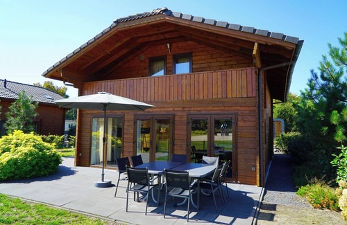 Lochem House | Chalet with 3 bedrooms and a terrace with garden furniture