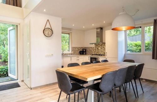 Langeberg House | Chalet with 5 bedrooms, 2 bathrooms and traditional sauna