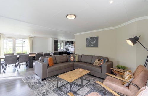 Langeberg House | Chalet with 5 bedrooms and 2 bathrooms