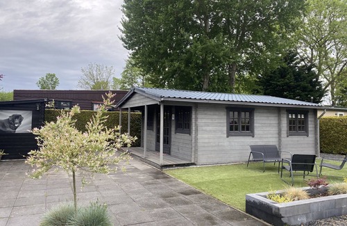 Tzummarum Ski Chalet | Chalet with a spacious garden, in Friesland