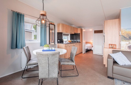 Leuken Ski Chalet | Chalet with a view of the beach or harbour, in a holiday park on the Leukermeer