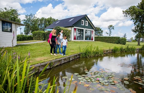 Berkhout Ski Chalet | Chalet with dishwasher near Hoorn