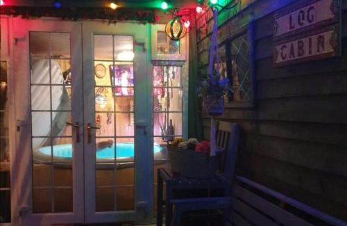 Clanfield Apartment | Chalet with hot tub room