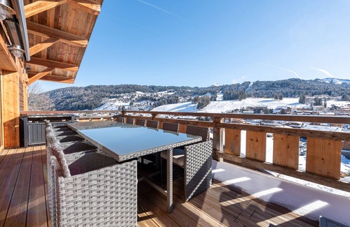 Les Gets Ski Chalet | Chalet with jacuzzi near the center and 180 ° view of the village and slopes