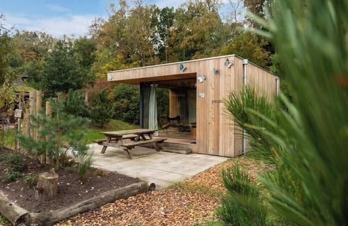 Otterlo House | Chalet with living room/bedroom, 1 bathroom and aircon