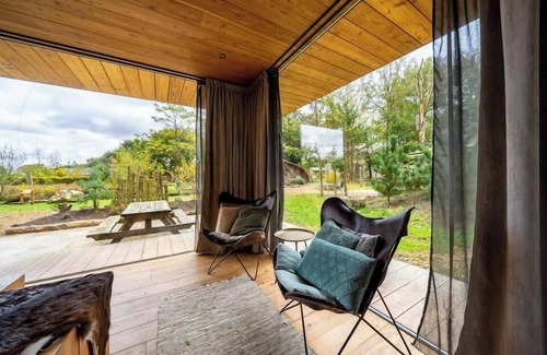 Otterlo House | Chalet with living room/bedroom, 1 bathroom and aircon