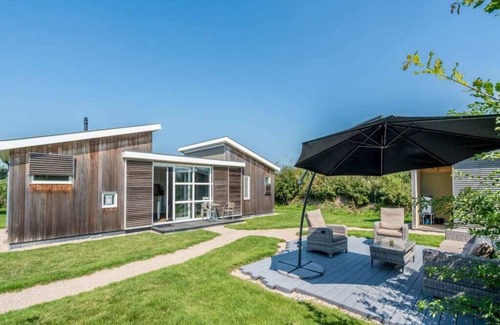 Westenschouwen House | Chalet with wonderful garden (and lounge set) on the edge of the park.