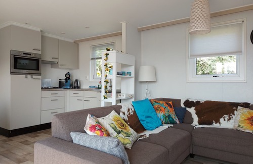 Serooskerke Ski Chalet | Chalet Zonnebloem for 6 people, lots of privacy in a quiet park