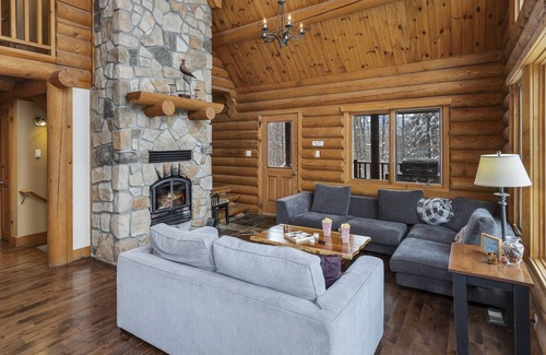 Labelle Ski Chalet | Chalet Zurri - 4 Bedrooms with Lake Access, Hot Tub and Pool Table