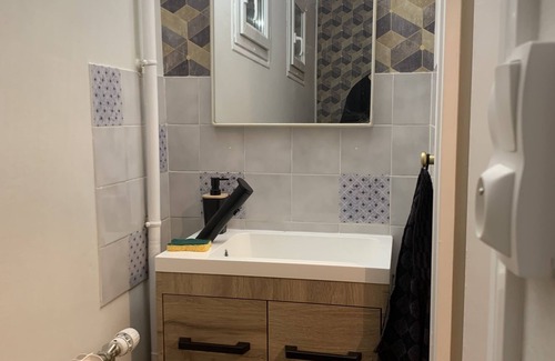 Chateauroux House | Chaleureuse Maison, Quartier Calme Hôpital