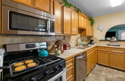 Central City House | Chalk Wall+Horseshoes+Foosball+BBQ+Covered Patio w/lights+Games+Coffee+Pancakes