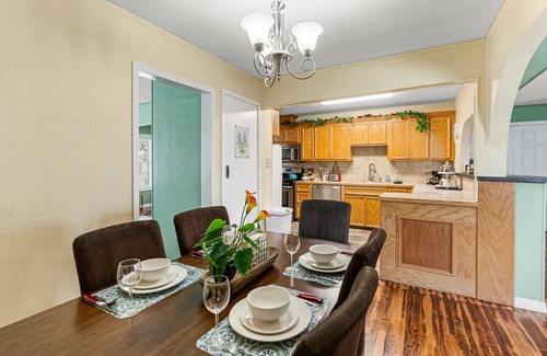 Central City House | Chalk Wall+Horseshoes+Foosball+BBQ+Covered Patio w/lights+Games+Coffee+Pancakes