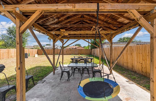 Central City House | Chalk Wall+Horseshoes+Foosball+BBQ+Covered Patio w/lights+Games+Coffee+Pancakes