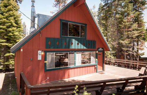 Chamberlands House | Chambers cabin w/ full access to pool, beach tennis, dog OK! Sleeps 11