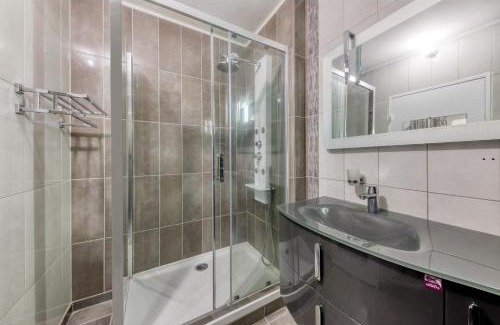 Les Epinettes Apartment | Chambre 2 Elégance & Tendance