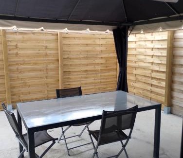 Valdivienne House | Chambre avec salle de bain et WC privés