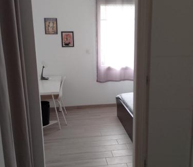 Valdivienne House | Chambre avec salle de bain et WC privés