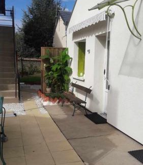Sancoins House | Chambre agréable au fond du jardin