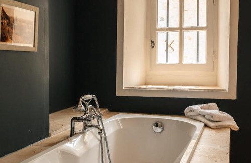 Saint-Pierre-de-Cole Bed & Breakfast | Chambre Aqua - Lavy