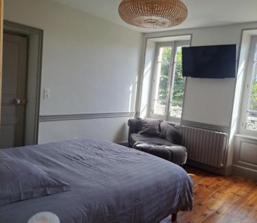 Montaigut-le-Blanc House | Chambre avec salle de bain privative