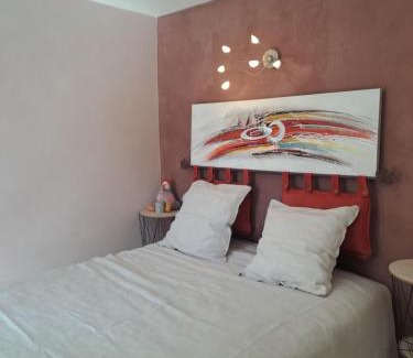 Montaigut-le-Blanc House | Chambre avec salle de bain privative