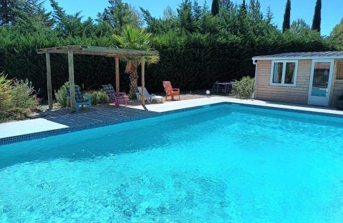 Rognes Bed & Breakfast | Chambre basilic 2p, 2 nuits max, dans petit chalet 6km du festival de piano de la roque d'anthéron