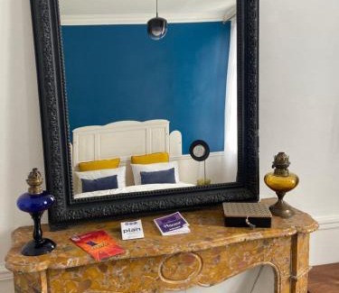 Dinan - Saint-Malo Bed & Breakfast | Chambre bleue et or 16m2 chez l'habitant dans appartement 100m2 centre ville