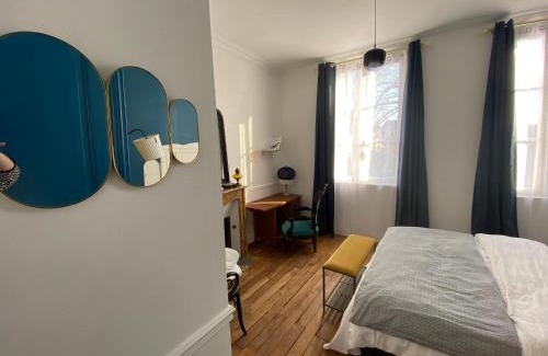 Dinan - Saint-Malo Bed & Breakfast | Chambre bleue et or 16m2 chez l'habitant dans appartement 100m2 centre ville