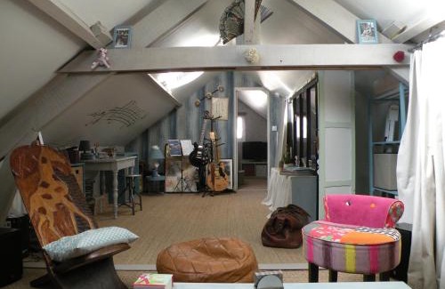 Deville-les-Rouen Bed & Breakfast | Chambre cooconing salon avec canape convertible