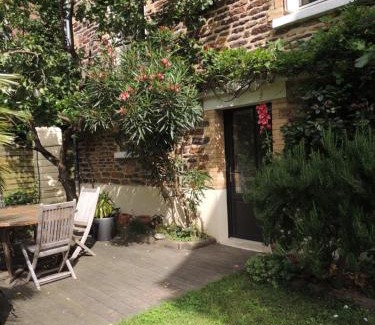 Colombier - Champ de Mars Bed & Breakfast | Chambre d'hôte le jardin de l'Esplanade Rennes Centre et gare