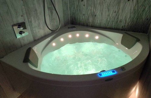 Peret Bed & Breakfast | Chambre D'hôtes Avec Baignoire Balnéo. Petits Déjeuners Inclus. Proche Salagou