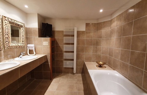 Lussac Bed & Breakfast | Chambre D'hôtes Château de Lussac