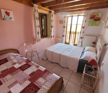 Corbelin Bed & Breakfast | Chambre d'hôtes, coquelicot, le petit cocon d'auré