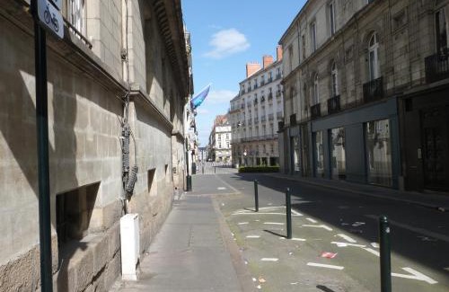 Graslin - Commerce Bed & Breakfast | Chambre d'hôtes La grotte de Voltaire