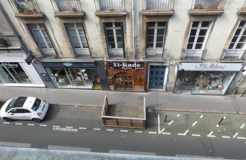 Graslin - Commerce Bed & Breakfast | Chambre d'hôtes La grotte de Voltaire