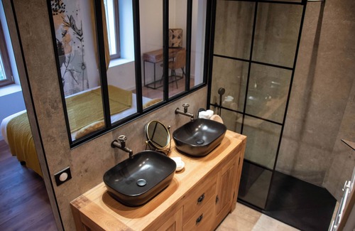 La Cadiere-d'Azur Bed & Breakfast | Chambre d'hôtes with swimming pool, jacuzzi, sauna and working in the vineyards