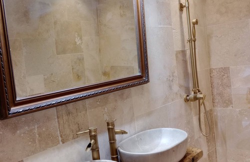 Carcassonne Bed & Breakfast | Chambre d'hôte at the corner of the cité. 10 minute walk from the cité of Carcassonne.