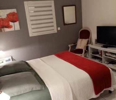 Vern-sur-Seiche Bed & Breakfast | Chambre d' hote avec grand lit et salle d'eau privative pour une persone ou un couple