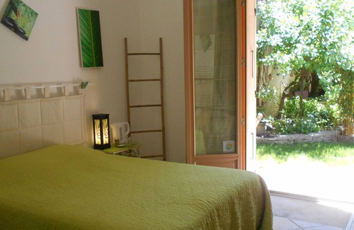 Donzere House | Chambre d'hotes with shower room, wc and terrace