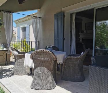 Eyragues Bed & Breakfast | Chambre dans verdure Provençale